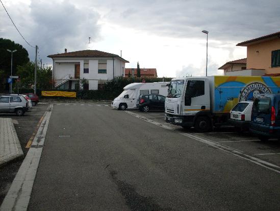 ampio parcheggio comunale DIFRONTE